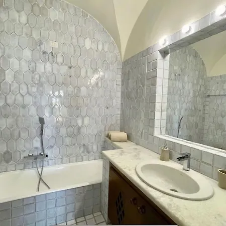 Sulla Promenade Du Port *