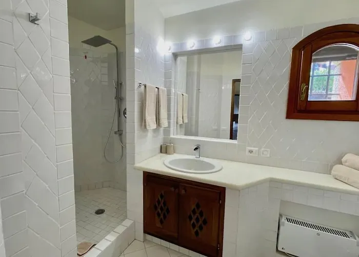 Sulla Promenade Du Port