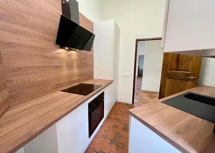 Sulla Promenade Du Port